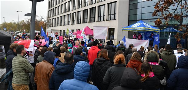 Tarifeinigung: Stufenplan bringt Landes-Beschäftigten mehr Geld Warnstreiks der Beschäftigten im öffentlichen Dienst der Länder wie hier Ende November in Saarbrücken sind erst einmal vom Tisch. Gewerkschaften und Tarifgemeinschaft deutscher Länder (TdL) konnten sich auf eine Anhebung der Gehälter einigen.