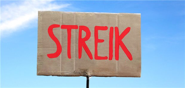 Schild mit Aufschrift "Streik"