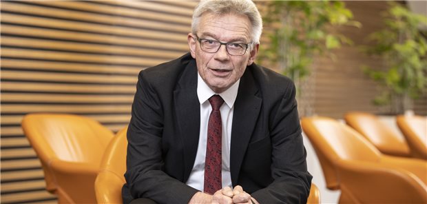 G-BA-Chef Josef Hecken im Interview: „Wer ist der Richtige dafür? Der G-BA!“ Warnt vor dem „Brandbeschleuniger“ in der Kostenentwicklung der GKV: Josef Hecken, Unparteiischer G-BA-Chef am 22. Februar im Foyer des Gremiums.
