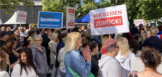 Zahnärzte protestieren und warnen vor Praxissterben in Sachsen-Anhalt Warnung vor der „Sparodontose“: Vor dem Magdeburger Landtag haben am Mittwoch einige Hundert Zahnärzte und Praxismitarbeiter protestiert.