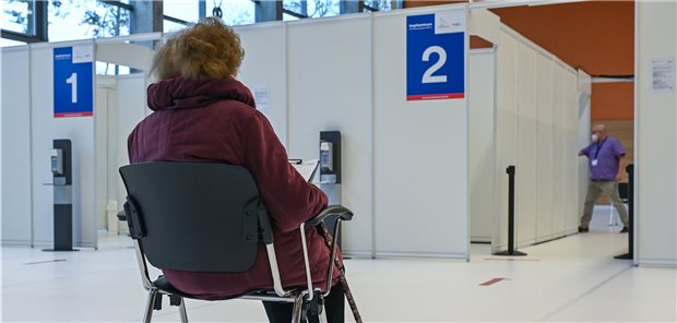 Lauterbach: AstraZeneca-Vakzine für alle drei Prioritätsgruppen! Warten auf die COVID-19-Schutzimpfung. Werden bald mehr unter 65-Jährige in den Impfzentren sein, um sich mit der AstraZeneca-Vakzine impfen zu lassen?