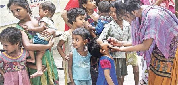 Erfolgreiches Programm gegen Polio Warten auf die Impfung: Kinder in Indien.