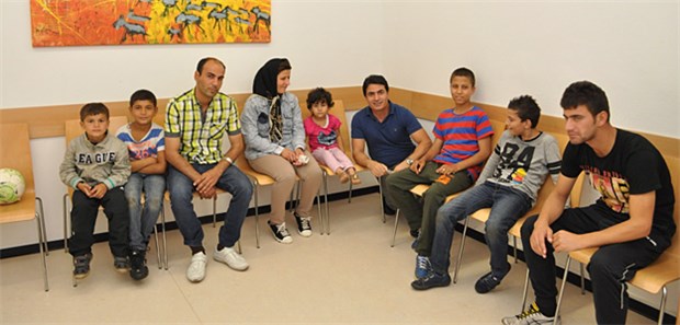 Ohne Ärzte geht gar nichts Warten auf medizinische Untersuchung: Flüchtlinge in der zentralen Erstaufnahmeeinrichtung in Neumünster.