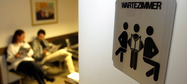 Scheuen sich Kassenärzte vor Kassenpatienten? Warten beim Doktor: Bei manchem niedergelassenen Arzt dauert es etwas länger.