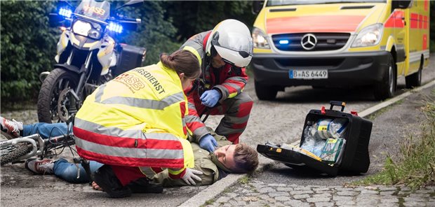 Warten, bis der Notarzt eintrifft oder Anweisungen gibt oder eigenständig die Erstversorgung übernehmen: Notfallsanitäter im Zwiespalt. Die geplante Antwort der Bundesregierung überzeugt mehrere Verbände nicht.