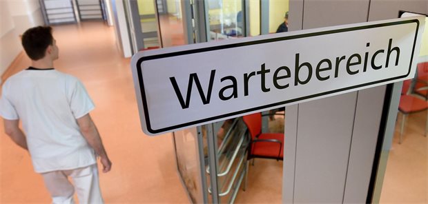 Ein Pfleger blickt in den Wartebereich der Notaufnahme-Station eines Krankenhauses.