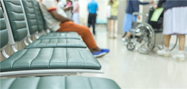 Warten in der Notaufnahme: Die Debatte um eine Ersteinschätzungs-Richtlinie des G-BA hält an.