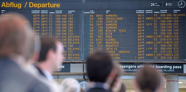 Passagiere haben bei Fluglotsenstreik viele Rechte Wartende Passagiere am Flughafen in Stuttgart: Dauert die Verzögerung eines Abfluges mehr als fünf Stunden, ist die Airline verpflichtet, den Flugpreis zu erstatten.