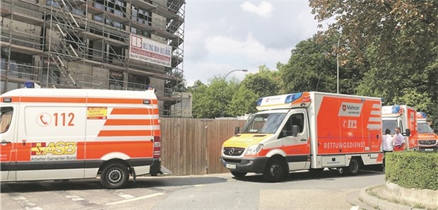 "Historischer Kraftakt" Klinikevakuierung Warteschlage vor der Krankenliegendeinfahrt des Frankfurter Bürgerhospitals am vergangenen Sonntag: Rund 100 Patienten mussten mit Rettungswagen in andere Kliniken der Region gebracht werden.