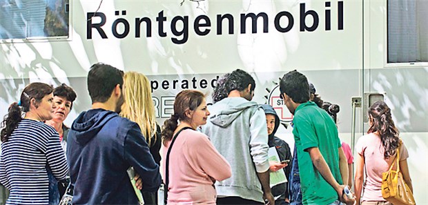 Röntgen muss sein! Warteschlange von Flüchtlingen vor einem neuen Röntgenbus zur TB-Untersuchung im Juli in Berlin.