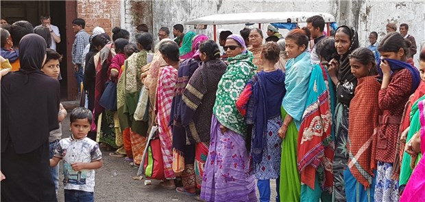 Triage mit Stempel und roter Mütze Warteschlange vor einer Ambulanz der German Doctors in Howrah.