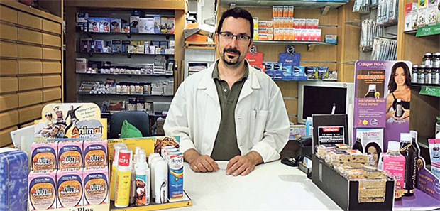 Die Probleme der Apotheker in Athen Wartet vier Monate auf sein Geld von der Versicherung: Apotheker Takis Livadas in seinem Geschäft in Athen.
