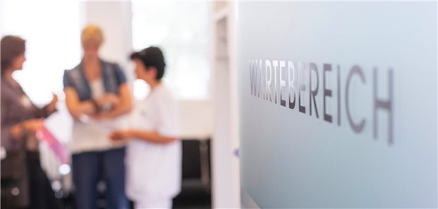 Ampel-Fraktionen löchern Lauterbach mit Fragen nach der Neupatientenregelung Wartezeiten auf Arzttermine sind wieder Thema im politischen Berlin. Aus den Fraktionen der Ampel selbst erreichen den Gesundheitsminister Fragen und Prüfbitten zur Neupatientenregel.