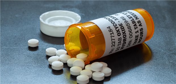 Medikamentenfläschen gefüllt mit Tabletten des generischesn verschreibungspflichtigen Opioides Oxycodon.