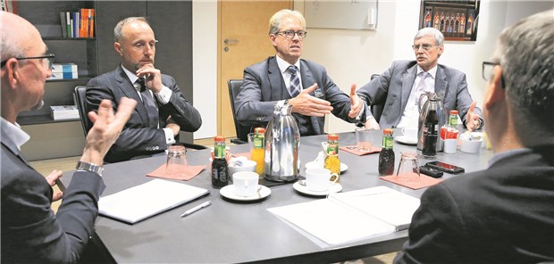 Warum ist die Kritik am Entwurf für Terminservice- und Versorgungsgesetz so groß? KBV-Vorstand Dr. Andreas Gassen (Mitte), Dr. Stephan Hofmeister (li.) und Dr. Thomas Kriedel (re.) beziehen im Gespräch mit der „Ärzte Zeitung“, Wolfgang van den Bergh und Anno Fricke, Position.