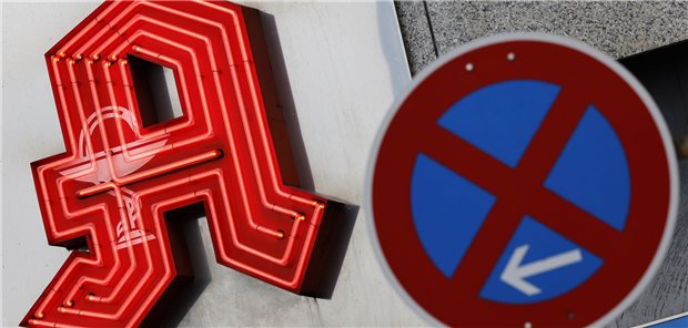 Warum kommt es bei Medikamenten immer wieder zu Lieferengpässen, sodass Apotheken leer ausgehen? Am Halteverbotsschild vor der Apotheke liegt es wohl nicht...