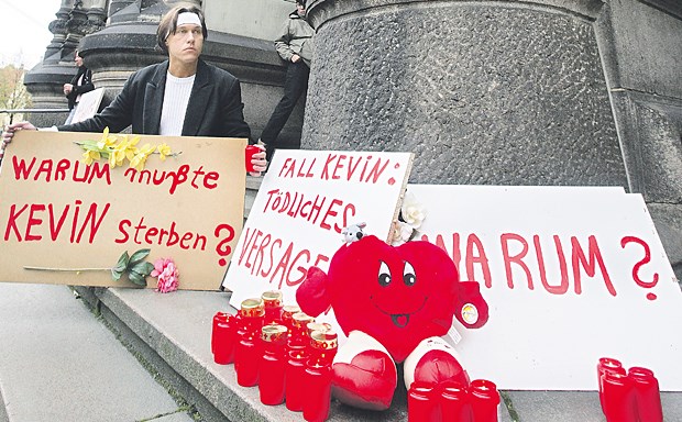 Kevins Tod hat Kinderschutzdebatte ausgelöst Warum musste Kevin sterben? Bürger stellten vor dem Prozessauftakt gegen den Ziehvater des Jungen vor dem Bremer Landgericht Plakate auf.