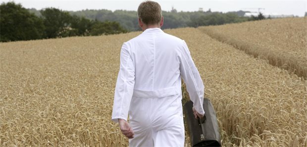 Studie: In welchen Regionen mittelfristig die größten Hausarztlücken drohen Arzt geht durch ein Feld