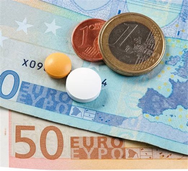 Billigpolitik belastet die Patienten Was Kassen sparen, legen Patienten beim Apotheker wieder drauf.