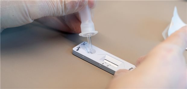 Spahn: Schnelltests auch in Apotheken! Antigen-Schnelltest in einer Zürcher Apotheke