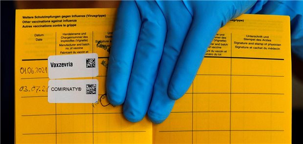 Hausärzte beklagen enormen Mehraufwand durch neue STIKO-Empfehlung Was bisher nur für unter 60-Jährige empfohlen war, gilt jetzt auch für Ältere: Nach Erstimpfung mit Vaxzevria wird nun empfohlen, nach vier Wochen die Zweitimpfung mit einem mRNA-Impfstoff zu setzen.
