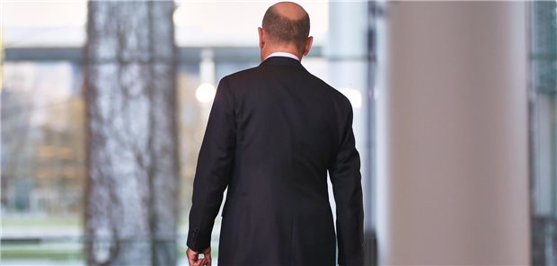 Olaf Scholz im Weggehen