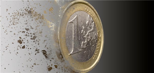 Eine Ein-Euro-Münze löst sich auf.