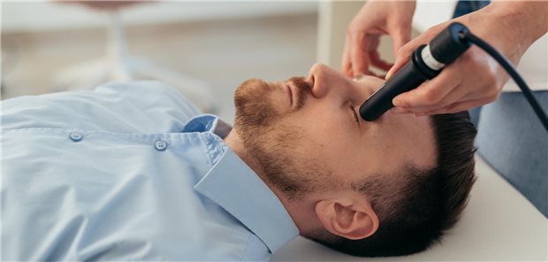 Eine Augenärztin verwendet den Augenultraschall für eine gründliche Augenuntersuchung um eine präzise Diagnose zu gewährleisten.