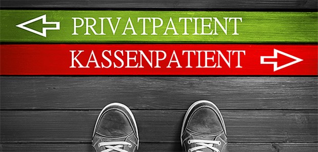 Was führt schneller zu einem Arzttermin: Der Weg links für Privatpatienten oder rechts für Kassenpatienten.