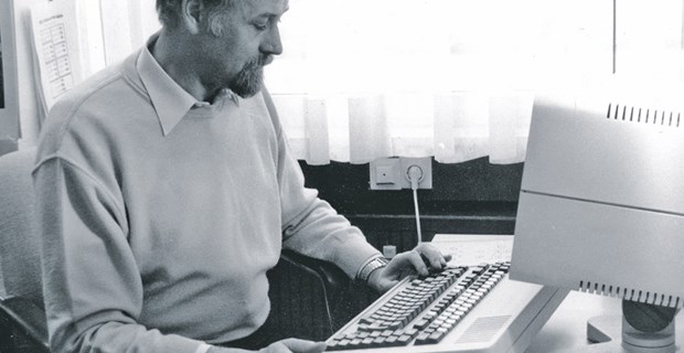 Der Computer revolutioniert die Redaktion Was hier geschrieben wurde, kam ohne einen Setzer in die Zeitung: Ressortchef Frank Erdmann (hier ein Bild von 1984) gab Texte "ins System" ein.