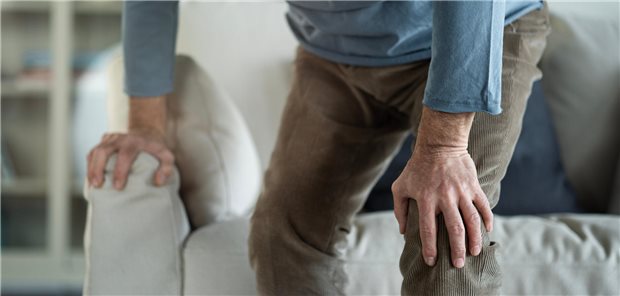 Ein älterer Mann mit athrosebedingten Knieschmerzen.