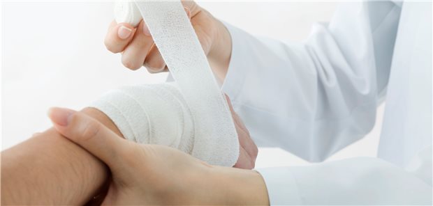 Was ist drunter? Viele moderne Wundmanagement-Lösungen wie silberhaltigen Auflagen könnten im Herbst nächsten Jahres aus der Erstattung fallen.