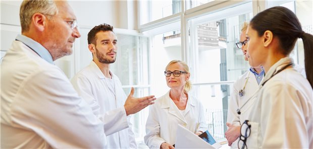 Was ist ihre Arbeit wert? Über die angemessene Bezahlung von Ärztinnen und Ärzten sind der MB und die kommunalen Arbeitgeber uneins. 