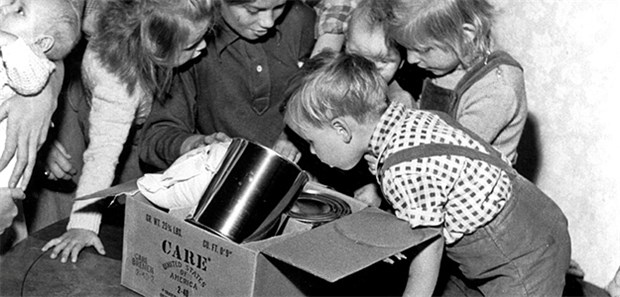 Mehr als nur ein Paket Was ist im CARE-Paket? Die Neugierde war groß, als die Organisation ihre Päckchen im Zweiten Weltkrieg verschickte. Heute ist sie weltweit tätig.