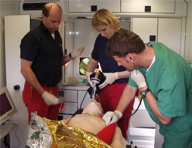 Ärzte schätzen Notfall-Simulation Was kann im Notfall besser laufen? Das trainieren Ärzte mit Simualtionspuppen an der Göttinger Uniklinik.