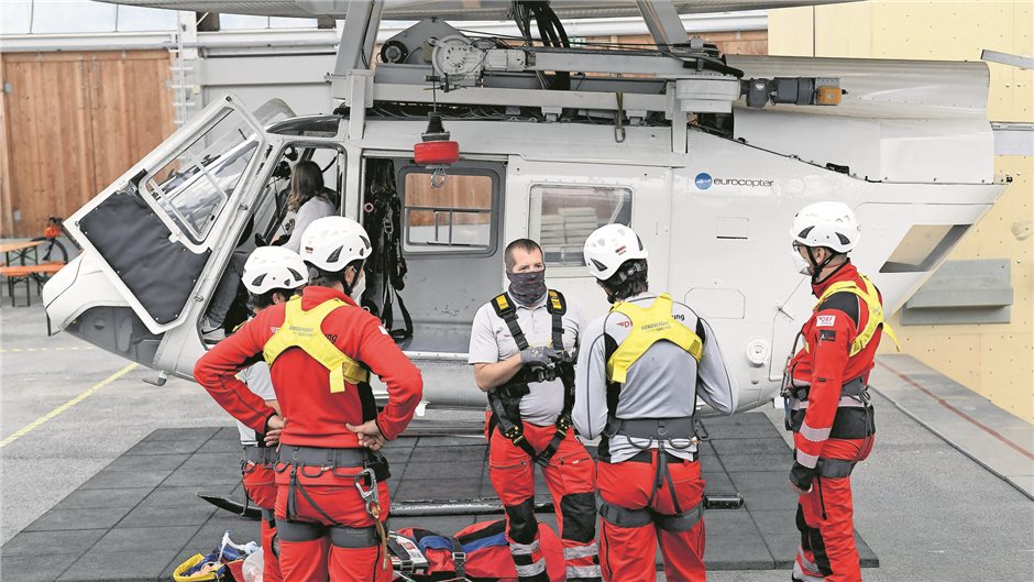 Notärzte stehen vor der kleineren der beiden Hubschrauberzellen.