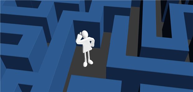 Eine Figur steht in einem Irrgarten.