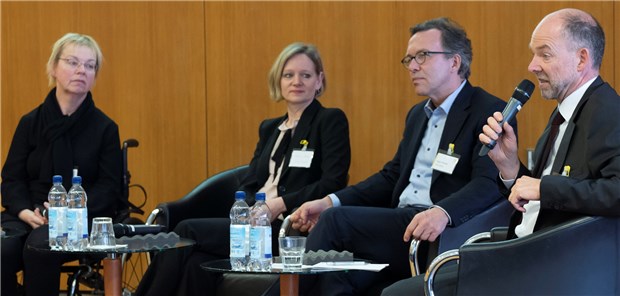 Was muss eine einheitliche E-Patientenakte leisten? Die Diskussionsteilnehmer Gerlinde Bendzuck, Vorsitzende der LV Selbsthilfe Berlin, Petra May und Ingo Horak von der Vivy GmbH und Rainer Höfer, GKV-Spitzenverband (v.l.). BKK Mitte