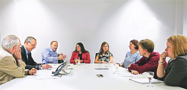 Sehen Sie die jungen Ärzte im Video: Was muss sich in Aus- und Weiterbildung ändern? Eine Diskussion in der Redaktion der "Ärzte Zeitung" mit (von links) Helmut Laschet, Florian Staeck, Dr. Christian Schulze, Jana Kötter, Lara Xanthopoulos, Dr. Sofia Reincke, Dr. Kai-Alexander Dähmlow und Anne Zegelman.
