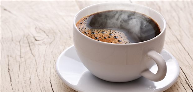 Vorhofflimmern: Kaffee senkt in Studie Rückfallquote nach Kardioversion Eine Tasse mit heißem Kaffee auf einem Holztisch.