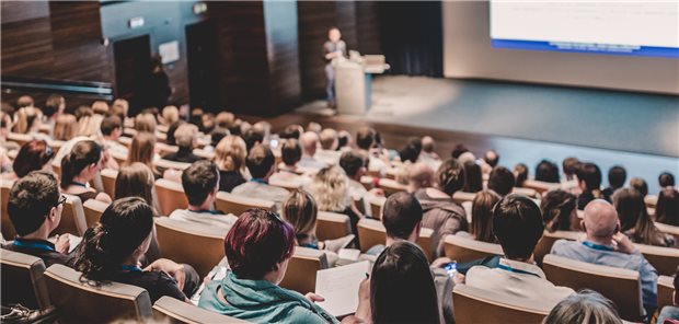 Was sind Karrierewege in der Medizin und welche Fachrichtung passt am besten zu einem? Diesen Fragen widmet sich die Junge DGIM beim diesjährigen Internistenkongress in Wiesbaden. (Symbolbild mit Fotomodell)