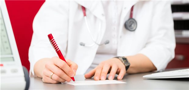 Was soll bei Schmerzen rezeptiert werden? Rheumatologen appellieren, die Verordnung von Opioiden immer wieder zu hinterfragen.