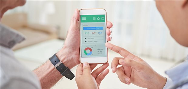 Zwei Personen halten Smartphone in der Hand, angezeigt werden verschiedene Daten in Zahlenform bzw. Kreis-Diagrammen.