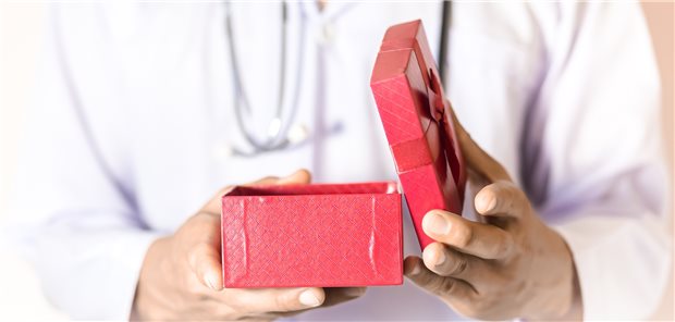 Was steckt drin? Patienten meinen es mit Geschenken fast immer nett – und Kleinigkeiten dürfen Ärzte annehmen.