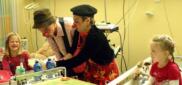 "Rote Nasen" mischen Kinderklinik auf Was steht bei der jungen Patientin im Zimmer? Die beiden Clowns Filou und Béta inspizieren es genau.