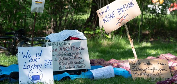 Wahr oder Coronafake? – Der Riss geht durch jeden Einzelnen Was von der Demo übrig bleibt: zurückgelassene Schilder in Dresden.
