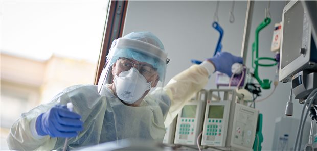 Gesetz zur Triage: Die Regelungen, Pflichten und Kritikpunkte im Einzelnen Was, wenn Intensivbetten knapp werden? Die Koalition trifft mit Regelungen im Infektionsschutzgesetz Vorsorge für diesen Fall. Nicht jeden überzeugen die Neuerungen.