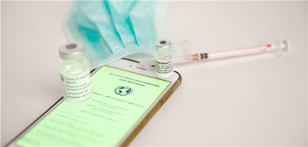 Name der Corona-Vakzine soll nicht im Impfpass stehen Was wird in den neuen EU-Impfnachweisen – elektronisch oder auf Papier – demnächst stehen Nach derzeitigem Stand soll das Zertifikat lediglich aussagen, ob jemand geschützt sei, nicht, was geimpft worden sei.