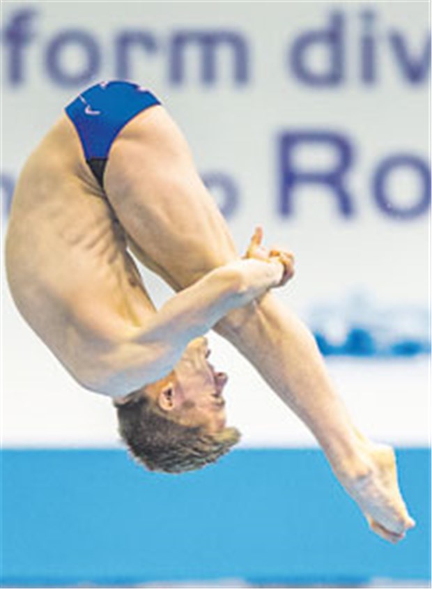Wenn Schmerz zum Dauerbegleiter wird Wasserspringer Martin Wolfram springt bei der EM 2015 vom Turm.