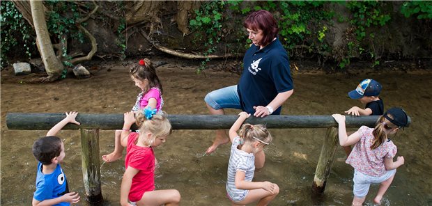 Wassertreten: Kinder der Kneipp-Kita von Buckow in der Märkischen Schweiz machen es vor. (Archivbild)